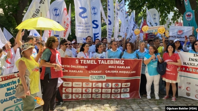 Sağlık çalışanları toplu sözleşme görüşmeleri öncesi Türkiye genelinde iki günlüğüne iş bıraktı